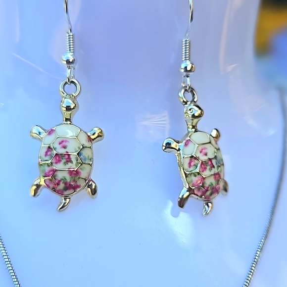Turtles In Flowers, Pendant, and Matching Earrings. - Picture 3 of 6